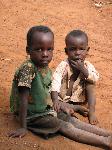 Tanzanische Kinder beim rumhaengen