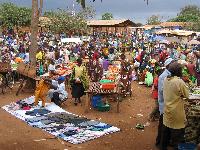 Markt in Kayanga mit viel Regen im Hintergrund :)